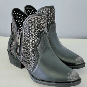 Circle G by Corral Black Laser Cut Ankle Boot NEW size 8